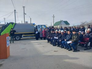 Read more about the article Барскоон айылында таштанды чыгаруучу атайын техникасын тапшыруу иш чарасы болуп өттү.