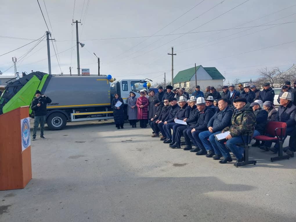 В селе Барскоон состоялось мероприятие по передаче специального оборудования для утилизации мусора.
