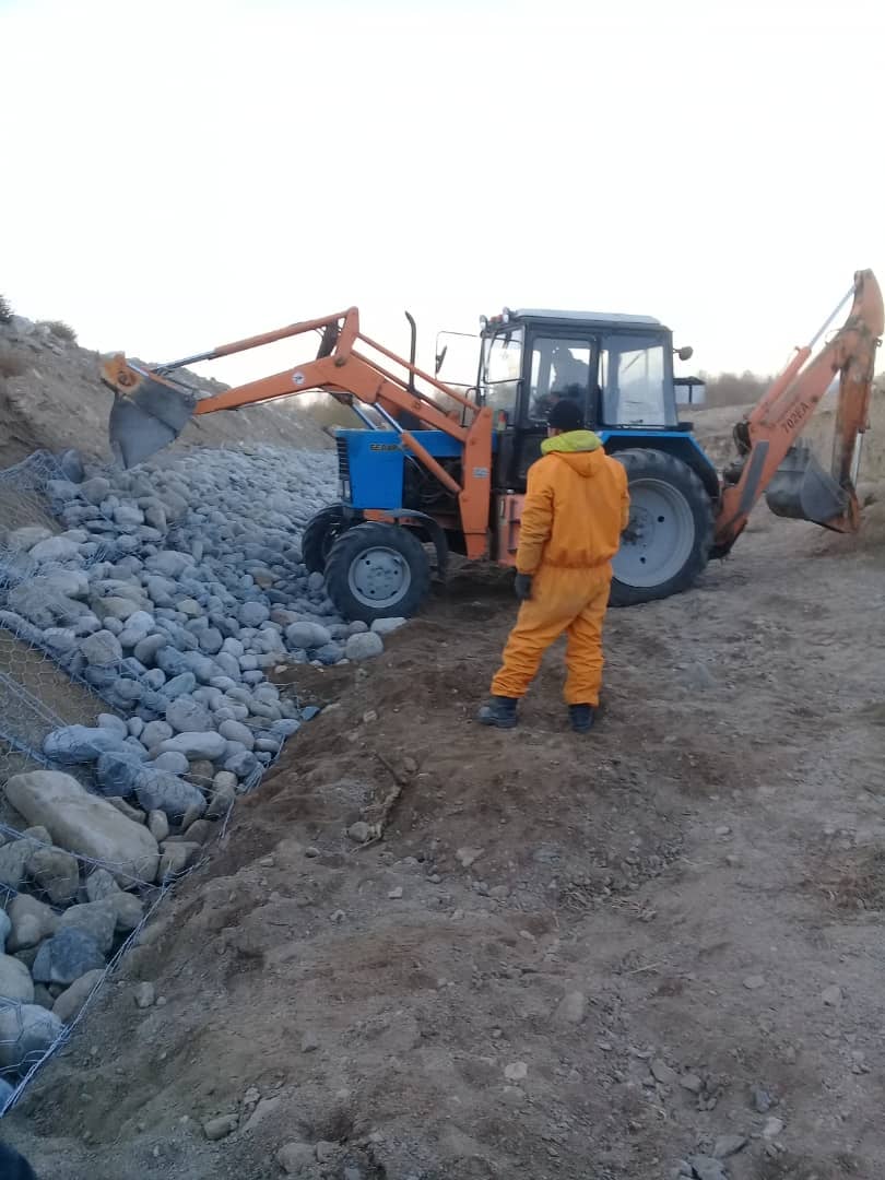 Для предотвращения паводков подготовлена ​​паводковая дамба на участке Таш-Коо, установлены габионные сети и засыпаны камнем.