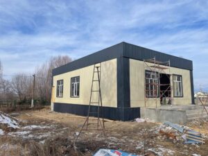 Read more about the article Тамга айылындагы конференциялык залдын курулушу жүрүп жатат.