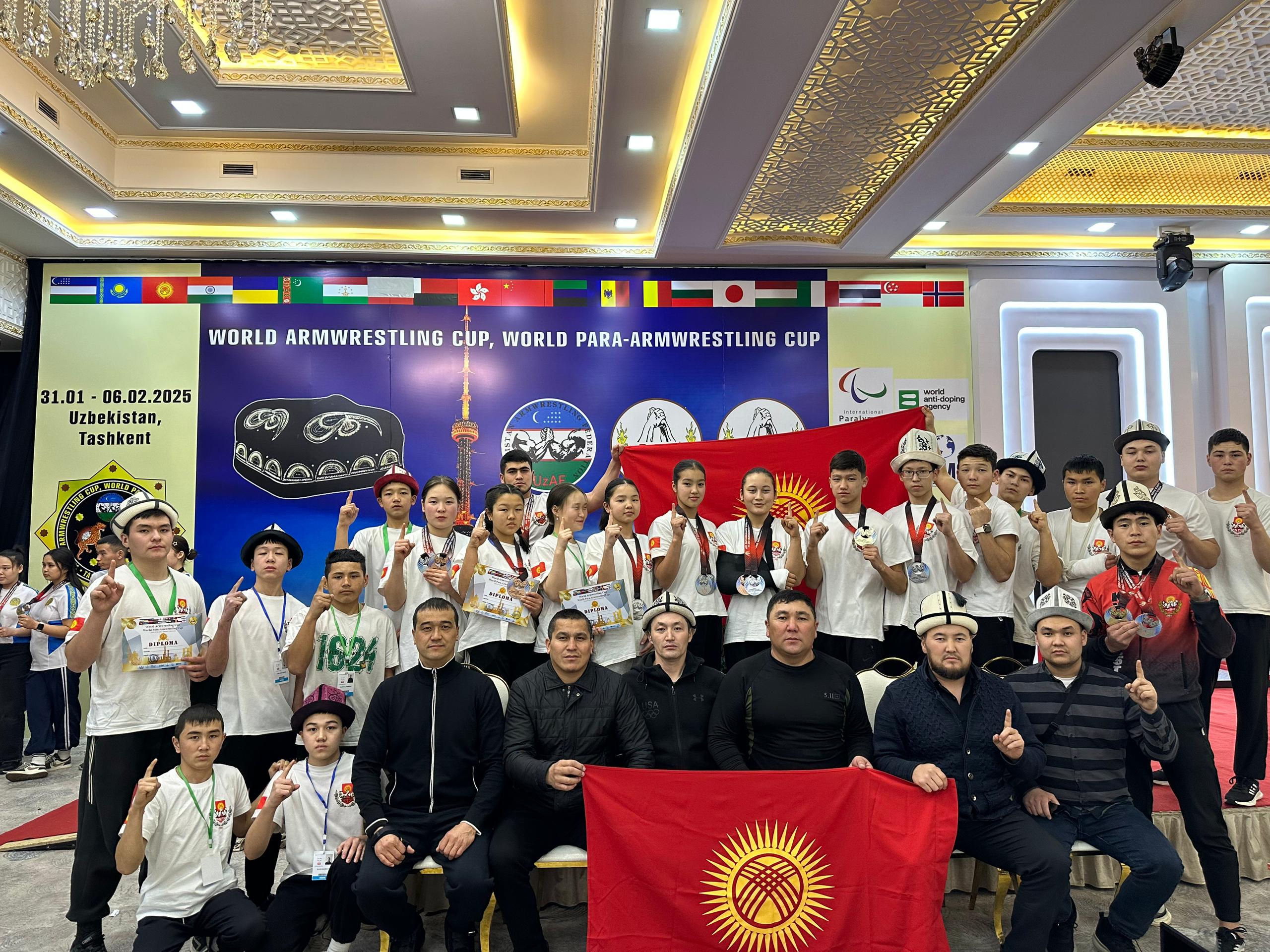 Read more about the article Барскоон айылынан 2010- жылы төрөлгөн 8-классынын окуучусу Иса Тимуров  Армрестлинг спорт түрү боюнча Ташкент шаарында өткөн  дүйнө чемпионатында алтын медалдын ээси Дүйнө чемпиону болду.