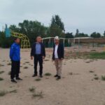 Ысык-Көл облусунун ыйгарым укуктуу өкүлү Б.Ж. Жетигенов жана Жети-Өгүз райондук мамлекеттик администрациясынын башчысы-акими Э.И. Бахавадинов Барскоон айыл аймагына расмий иш сапар менен келип, өнүгүү пландары, инфраструктура, билим берүү, саламаттыкты сактоо жана башка тармактар боюнча маалымат алып, жеринде жол, суу, жарык, мектеп, оорукана жана башка көйгөйлөрдү угуп, чечүү жолдорун сунуштады.