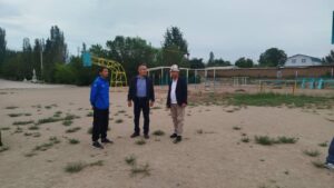 Read more about the article Ысык-Көл облусунун ыйгарым укуктуу өкүлү Б.Ж. Жетигенов жана Жети-Өгүз райондук мамлекеттик администрациясынын башчысы-акими Э.И. Бахавадинов Барскоон айыл аймагына расмий иш сапар менен келип, өнүгүү пландары, инфраструктура, билим берүү, саламаттыкты сактоо жана башка тармактар боюнча маалымат алып, жеринде жол, суу, жарык, мектеп, оорукана жана башка көйгөйлөрдү угуп, чечүү жолдорун сунуштады.